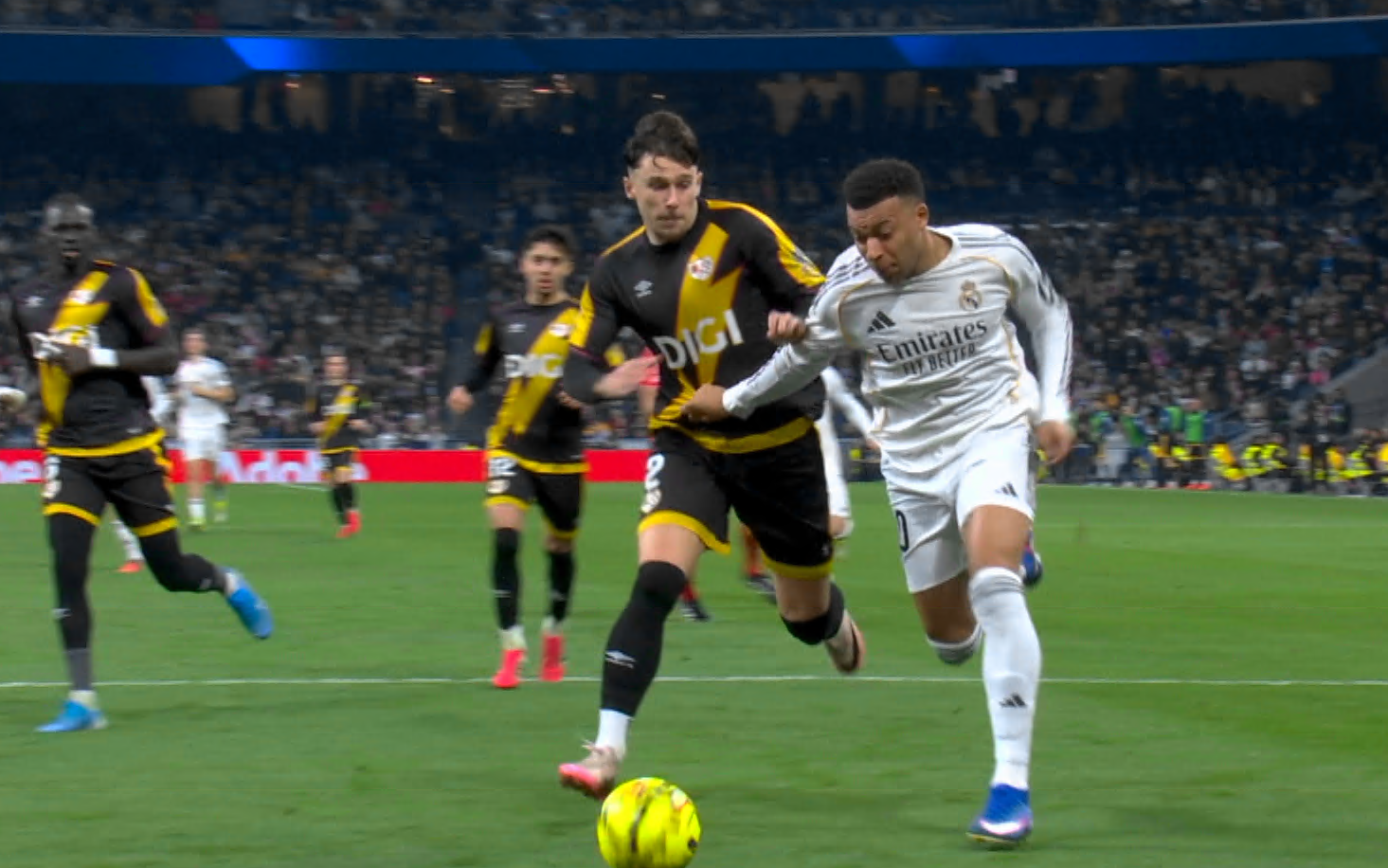 Imagine Stire Andrei Rațiu a pus mâna pe Kylian Mbappe în careu și zeci de mii de oameni au reacționat la unison! Verdictul specialistului | 2review.ro