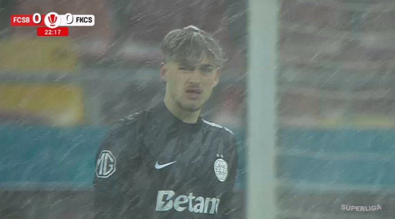 Imagine Stire Cum a fost surprins tatăl lui Matei Popa, noul titular din poarta FCSB-ului, la meciul cu Csikszereda | 2review.ro