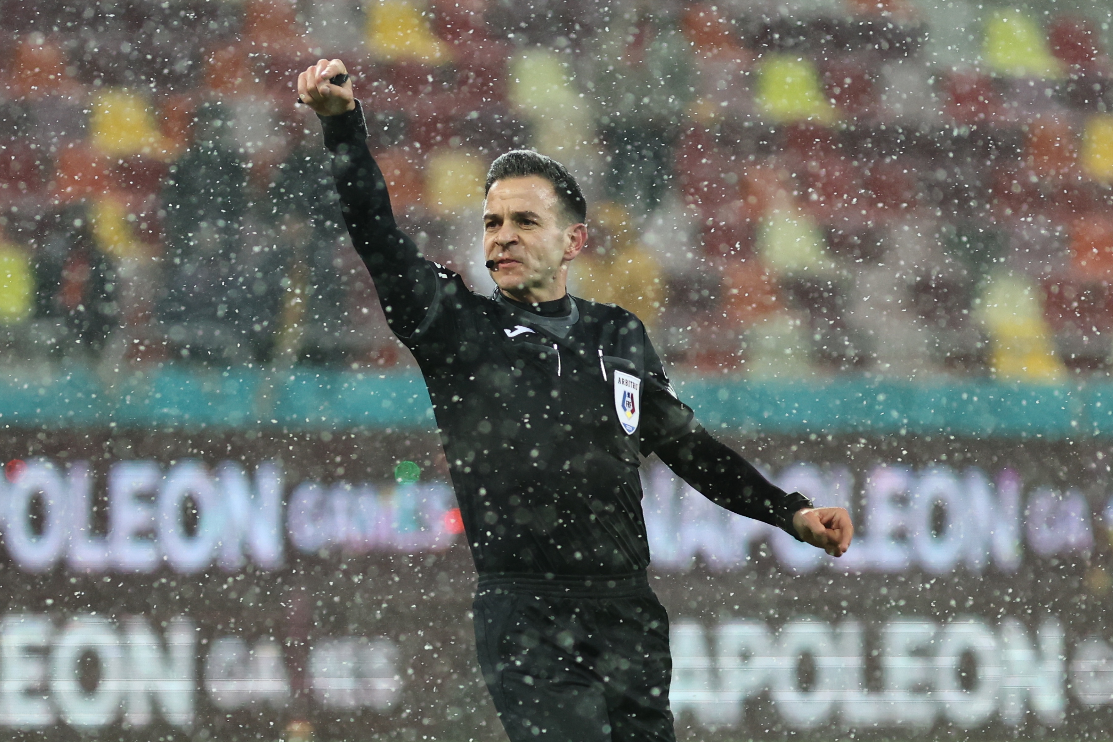 Imagine Stire Arbitrul pe care Gigi Becali l-a numit ”criminal” este cel care l-a făcut pe Mititelu să intre pe teren în 2024 | 2review.ro