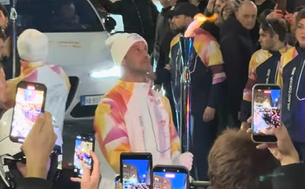 Imagine Stire Ce onoare: Cristi Chivu a aprins torța olimpică la Jocurile Olimpice de iarnă! Cine l-a însoțit | 2review.ro