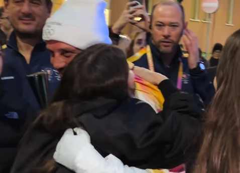 Imagine Stire Apariții extrem de rare! Cine l-a însoțit pe Cristi Chivu, la evenimentul în care a purtat torța olimpică | 2review.ro