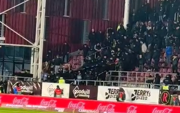 Imagine Stire Scandal la Rapid - Petrolul! Fanii din Ploiești s-au luat la bătaie cu jandarmii. Gaze lacrimogene | 2review.ro