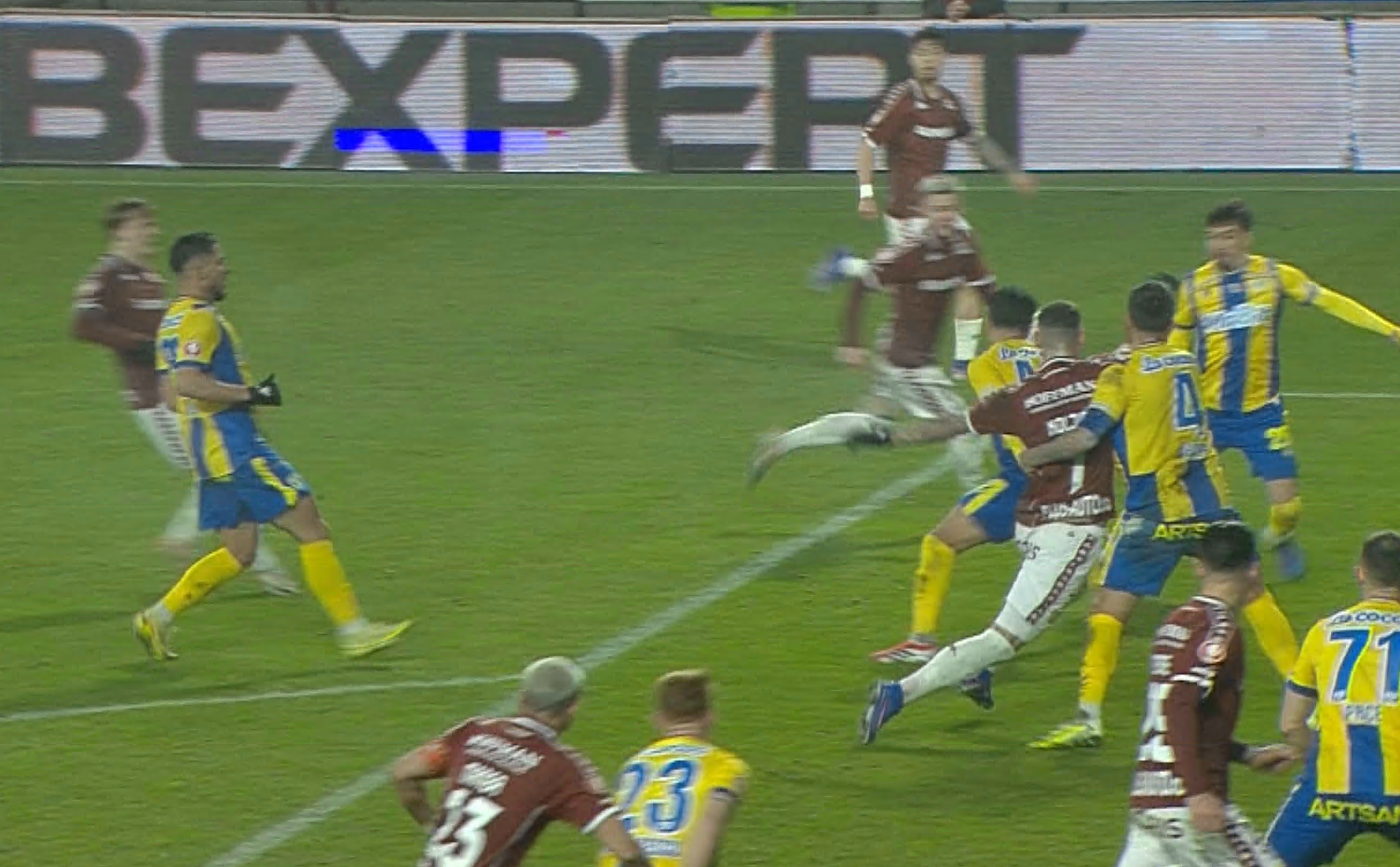 Imagine Stire ”Rușinos. E ridicol”. Rapid a cerut penalty în prelungirile meciului cu Petrolul | 2review.ro