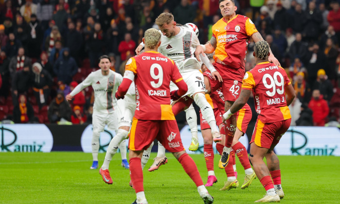 ISTANBUL, TURKEY - JANUARY 17: Denis Dragus of Gaziantep FK, Abdulkerim Bardakci of Galatasaray SK during the Trendyol Super Lig match between Galatasaray SK and Gaziantep FK at Rams Park Stadium on January 17, 2026 in Istanbul, Turkey. (Photo by BSR Agen