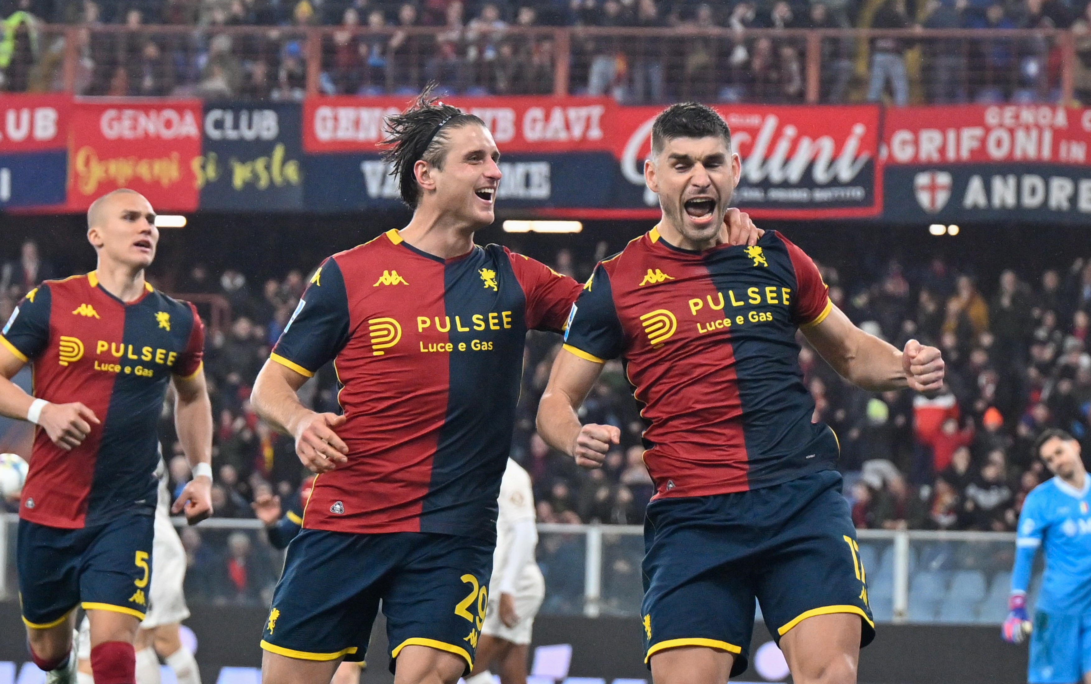 Imagine Stire Genoa - Sassuolo 1-0, ACUM, DGS 1 / Como - Inter, 21:45, DGS 2. Derby între Cesc Fabregas și Cristi Chivu | 2review.ro