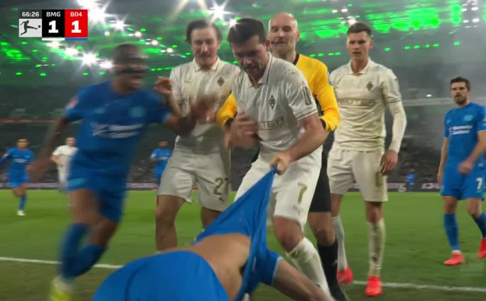 Imagine Stire Nu doar la Cluj! O altă altercație serioasă s-a petrecut și în Bundesliga. Un jucător a fost dezbrăcat de advesar | 2review.ro