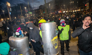 ++ Cariche E Idranti Contro Manifestanti Al Corteo A Milano ++