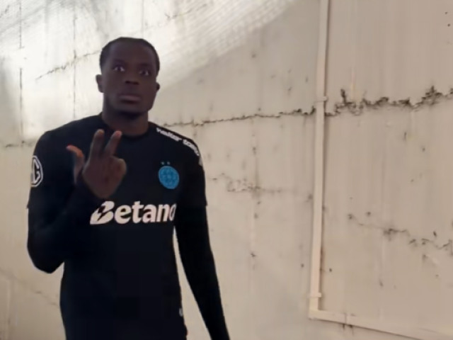 Poza pentru articolul Joyskim Dawa l-a imitat pe Andrei Cordea, după victoria cu Oțelul! Gestul făcut la finalul meciului