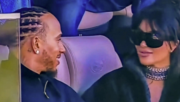 Surpriză de proporții: nu se mai ascund! ”Cuplul anului” a apărut la Super Bowl