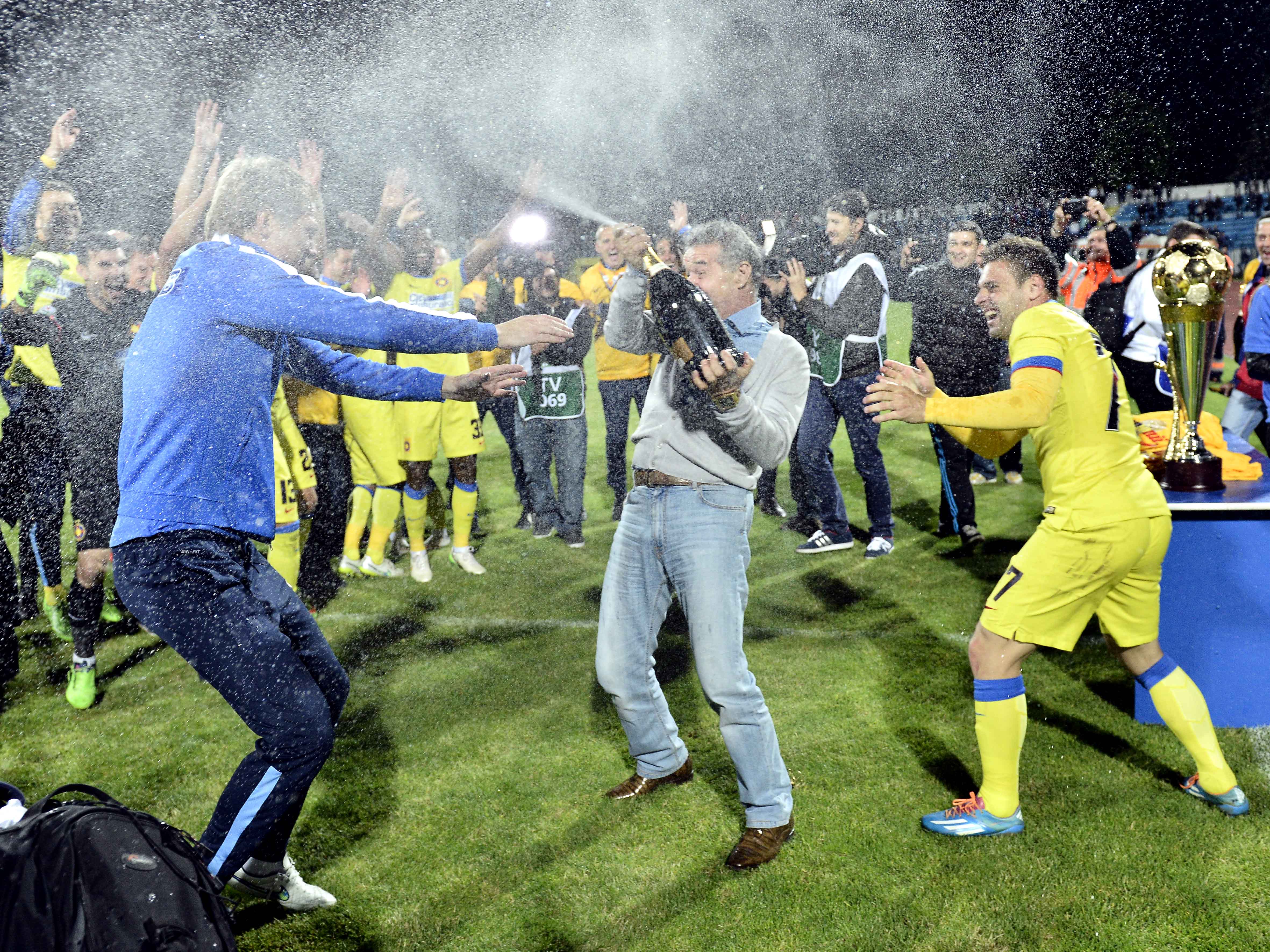 Imagine Stire Gigi Becali a spus clar: doi jucători, OUT! Antrenorul, însă, n-a fost de acord: ”Dacă nu asculți, n-o să mai primiți nimic” | 2review.ro