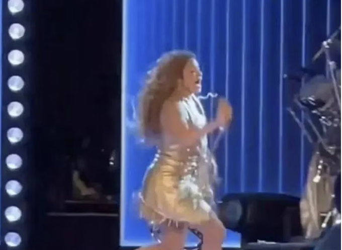 Imagine Stire ”Brutal”. Shakira a urcat pe scenă și ce a urmat face înconjurul lumii! Reacția artistei, ”de milioane” | 2review.ro
