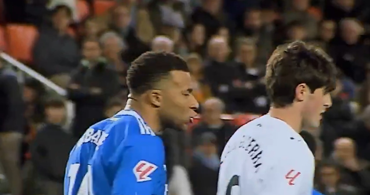 Imagine Stire Nu numai pe arbitru! Kylian Mbappe și-a înjurat un coleg de la Real Madrid, chiar pe teren | 2review.ro