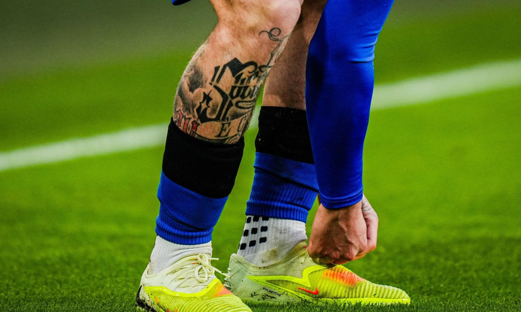 Álex Jiménez of Bournemouth tattoos during the Premier League match Brentford vs Bournemouth at The Gtech Community Stadium, London, United Kingdom, 27th December 2025 (Photo by Maynard Manyowa/News Images) *** GER AUT SUI OUT ***