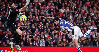 Bilbao, Espagne. 01st Feb, 2026. Unai SIMON of Athletic Bilbao and Goncalo GUEDES of Real Sociedad during the Spanish championship LaLiga football match between Athletic Club and Real Sociedad on 1 February 2026 at San Mames stadium in Bilbao, Spain - Pho