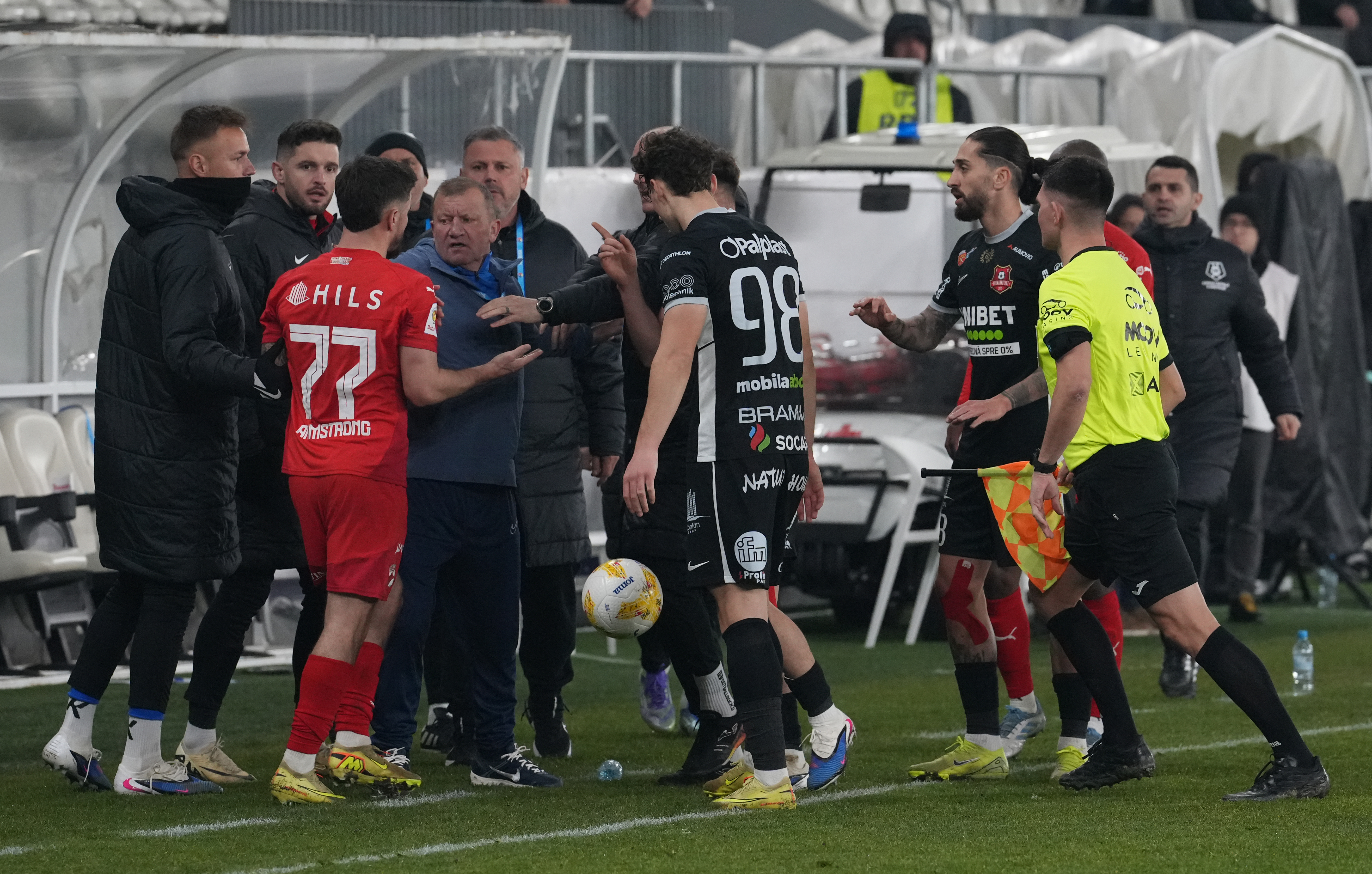 Imagine Stire Reacția lui Danny Armstrong, după ce l-a îmbrâncit pe Dorinel Munteanu | 2review.ro
