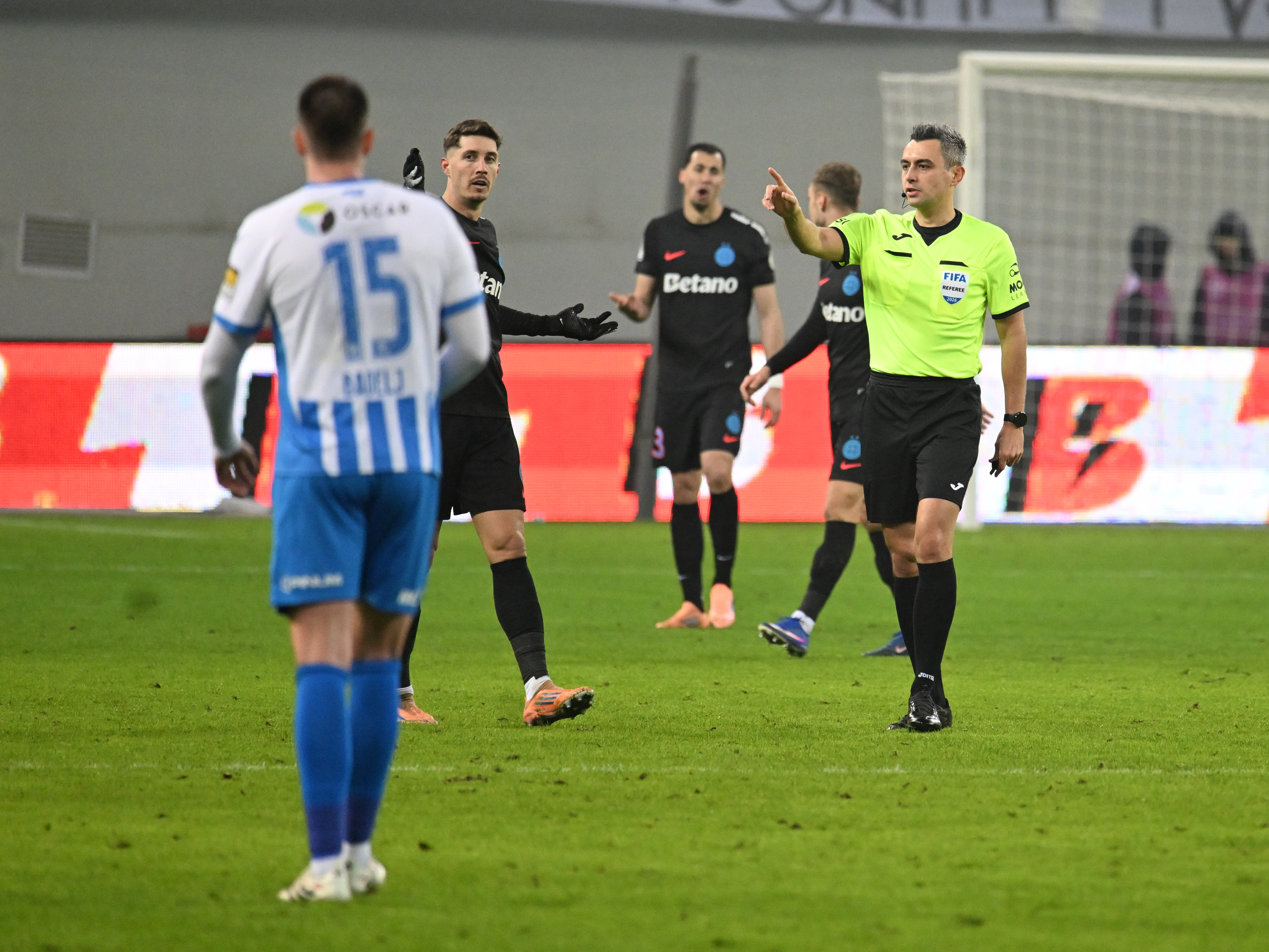 Imagine Stire MM Stoica a făcut scandal, după Craiova - FCSB! Motivul neverosimil pentru care Darius Olaru n-a jucat | 2review.ro