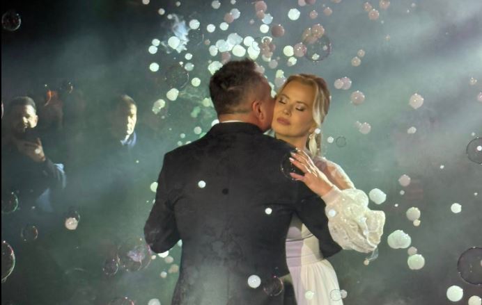Imagine Stire A treia oară e cu noroc! Imagini inedite de la nunta lui Florentin Petre. ”Mi-am găsit jumătatea!” | 2review.ro