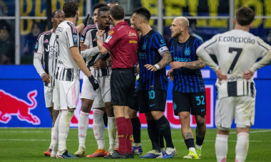 pierre kalulu takes a red card and protests against referee la penna during serie A match FC Internazionale vs Juventus FC serie A - Milan february 14 2026 Credit: Christian Santi/Alamy Live News