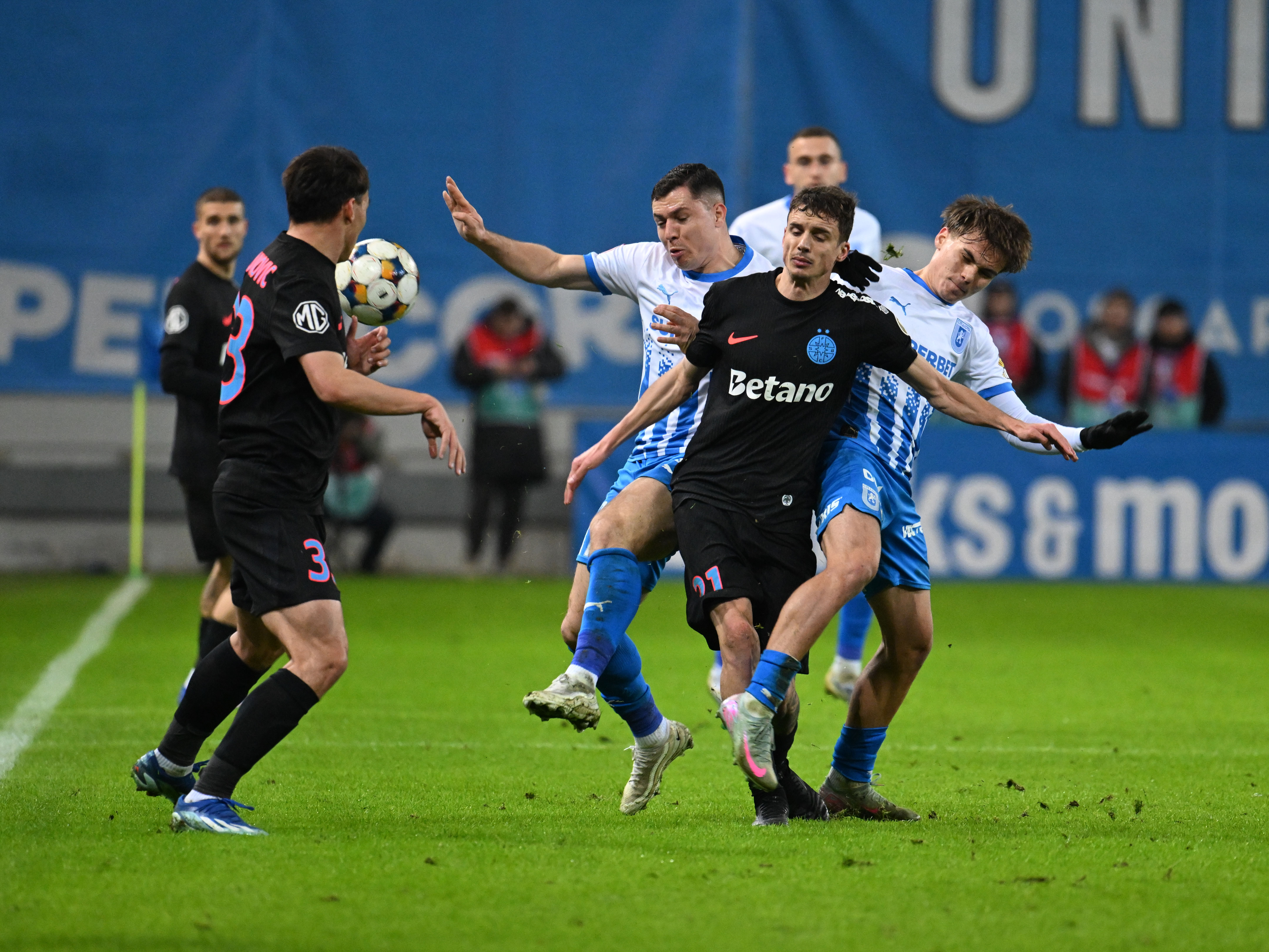 Imagine Stire Universitatea Craiova - FCSB 1-0, ACUM, DGS 1. GOL anulat pentru olteni! | 2review.ro