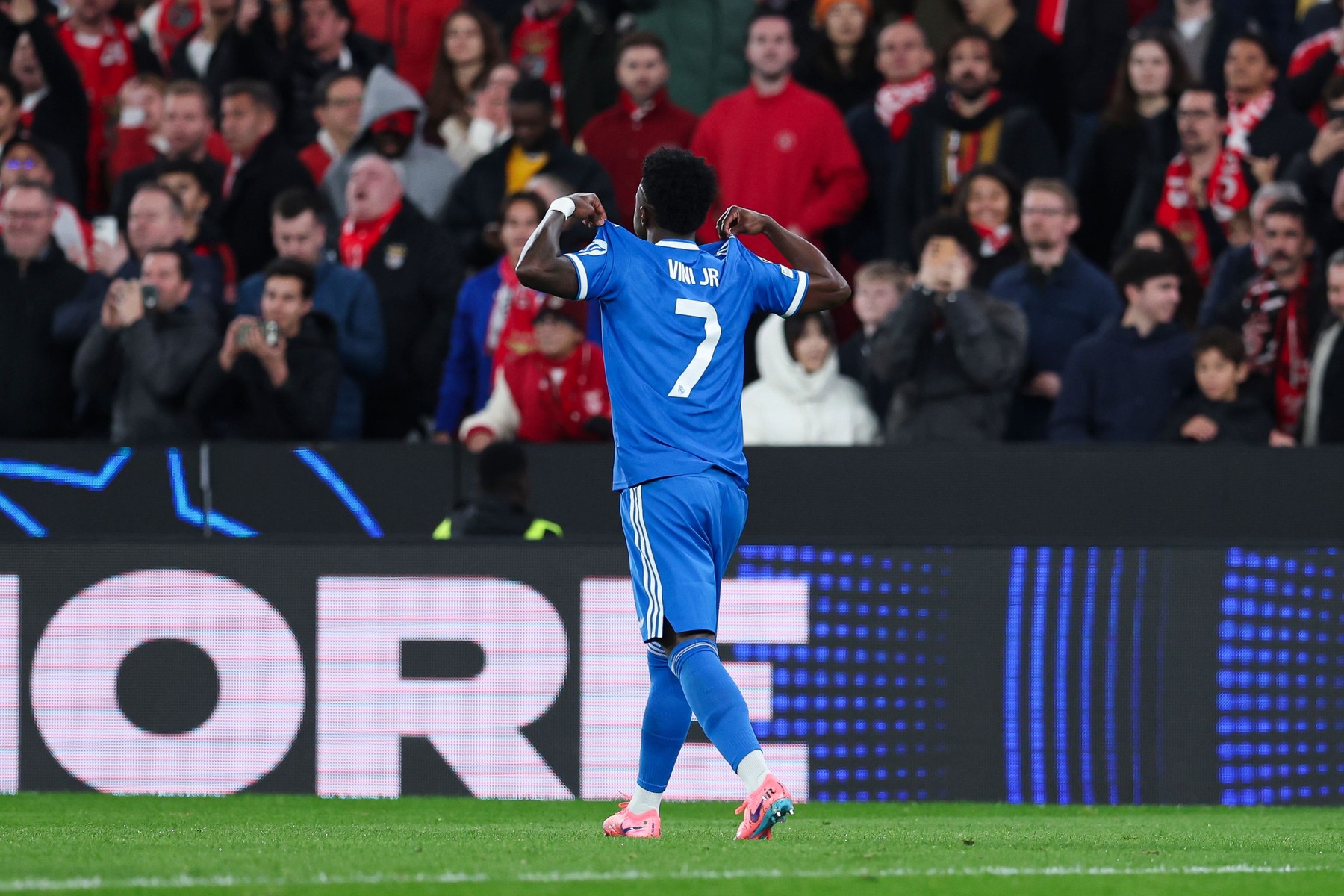 Imagine Stire Vini, nu eşti singur! Reacție în forță, după scenele rar întâlnite de la Benfica - Real Madrid 0-1 | 2review.ro