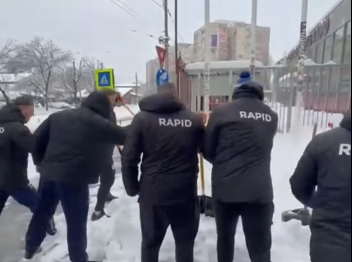 Imagine Stire Jucătorii Rapidului au pus mâna pe lopată și au trecut la deszăpezirea stadionului | 2review.ro