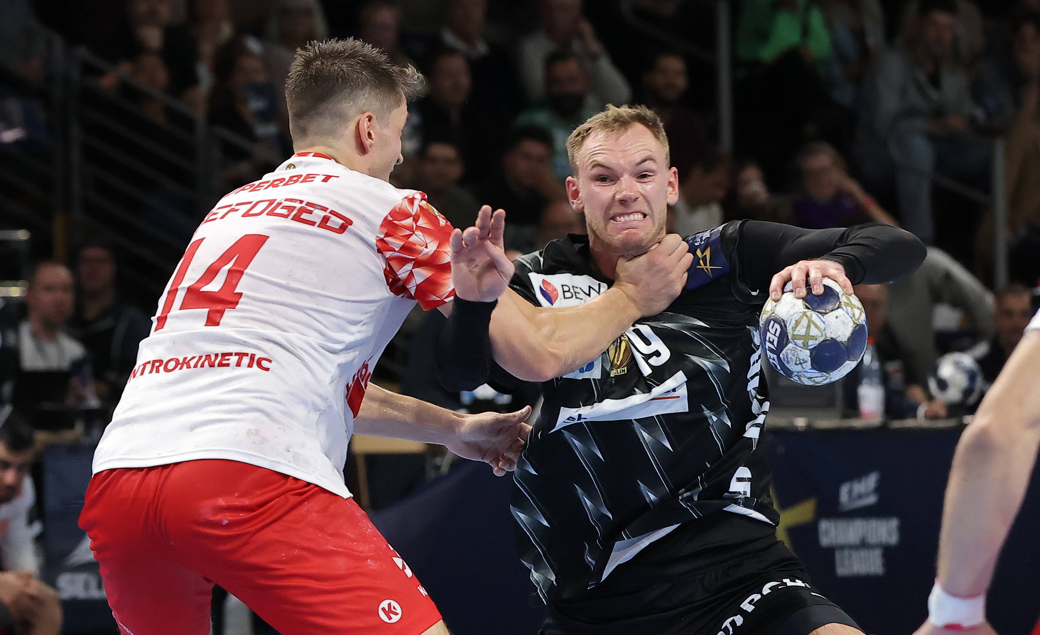 Imagine Stire Dinamo - Fuchse Berlin, ACUM, Digi Sport 4. ”Dulăii” conduc la pauză! | 2review.ro