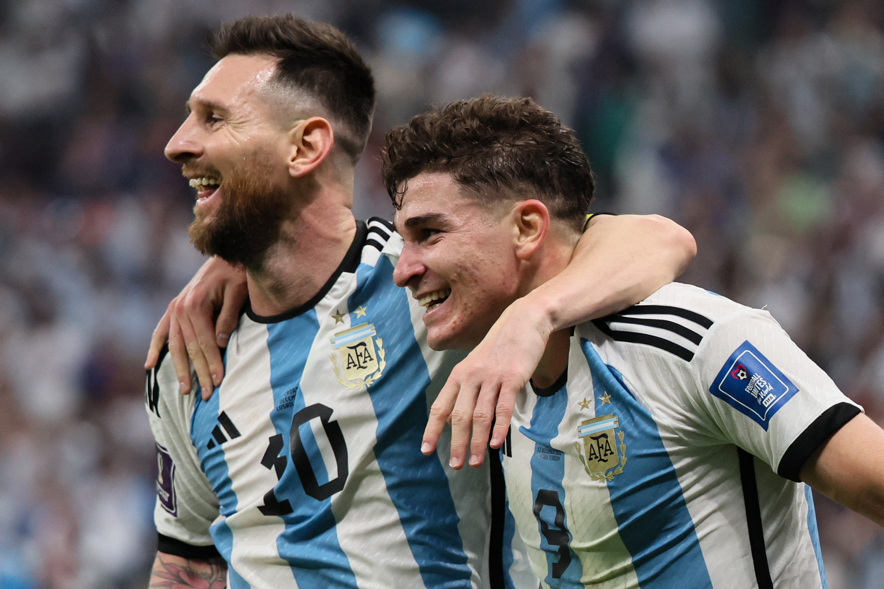 Imagine Stire Julian Alvarez l-a depășit pe Leo Messi | 2review.ro