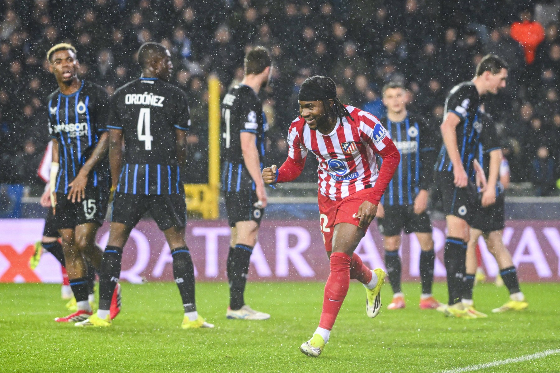 Imagine Stire FC Bruges - Atletico Madrid 3-3 | Final dramatic, pe o ploaie torențială. Spaniolii au condus cu 2-0! | 2review.ro