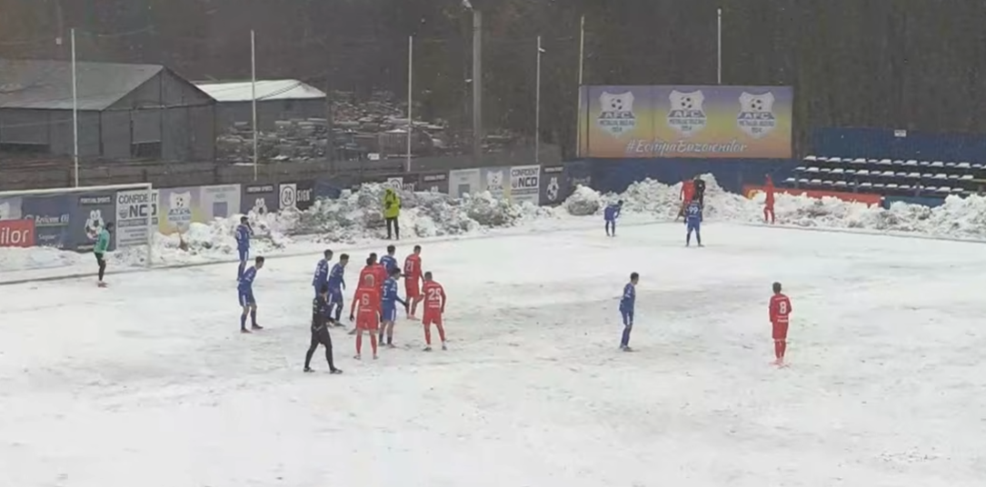 Imagine Stire Liga 2, sub zăpadă! Organizatorii au curățat cu măturile liniile de pe teren | 2review.ro