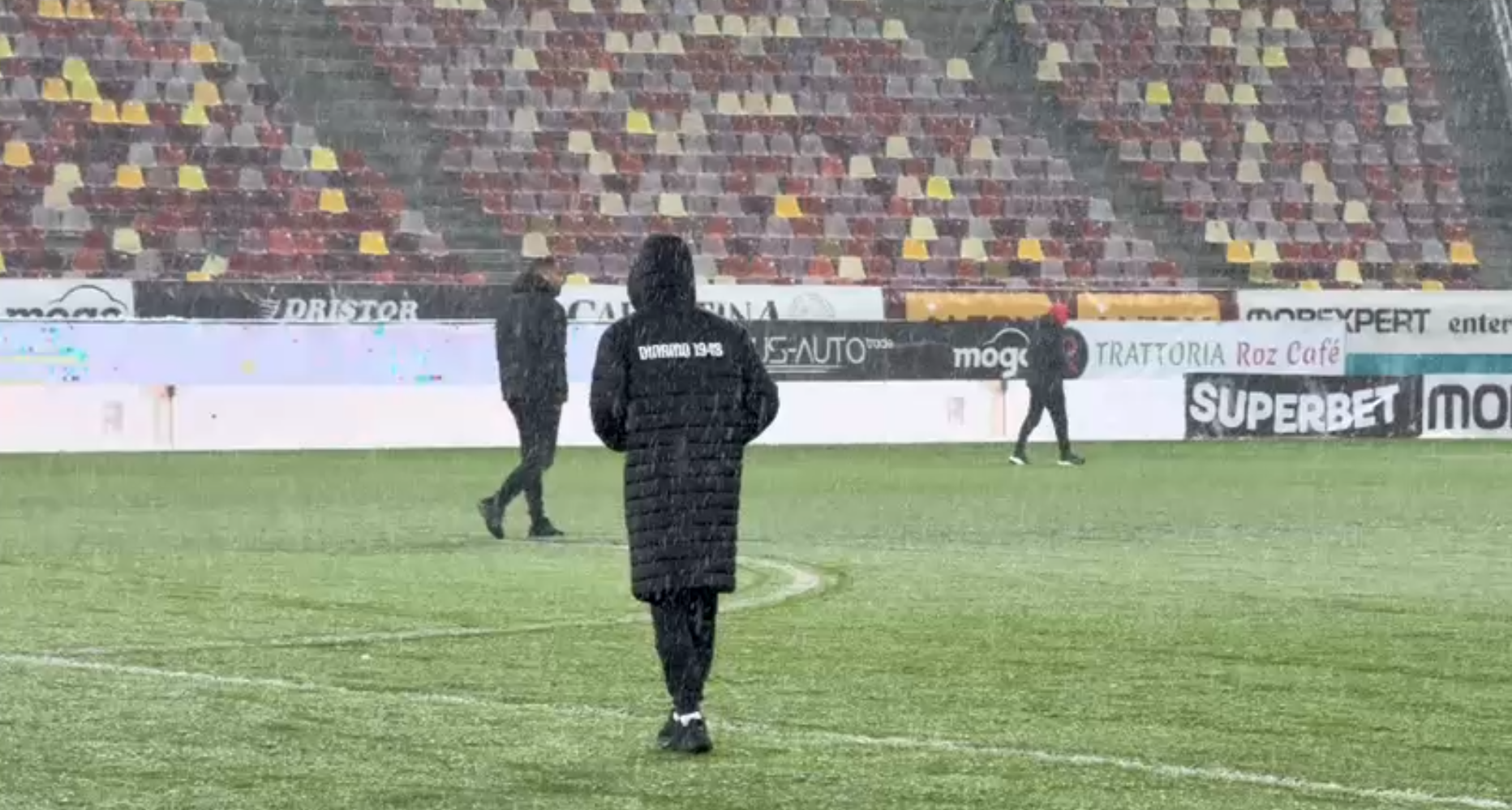 Imagine Stire Acoperiți de zăpadă! Ce au făcut jucătorii lui Dinamo pe gazonul Arenei Naționale, chiar înainte de derby-ul cu Rapid | 2review.ro