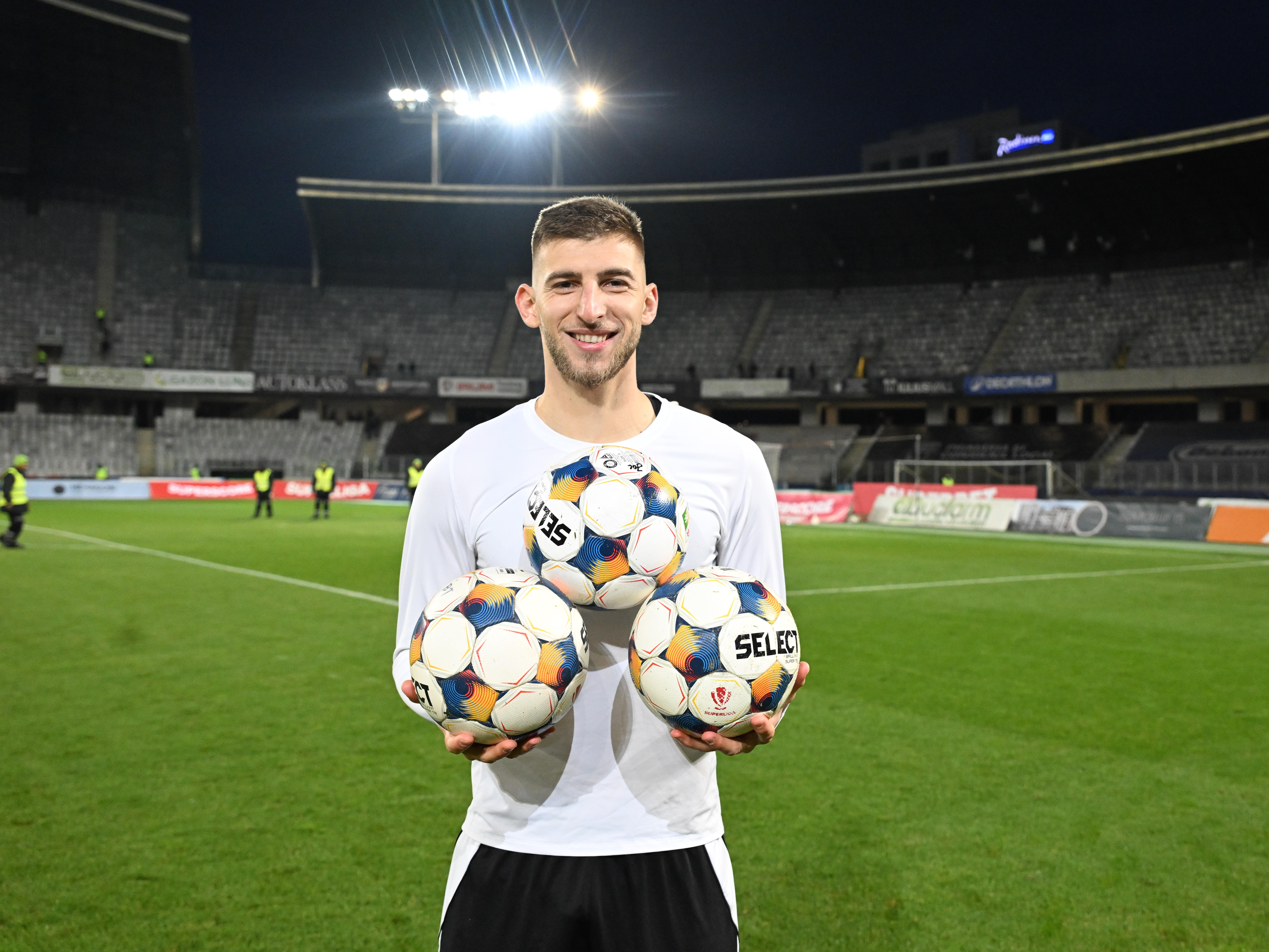 Imagine Stire De neoprit! Cine este Jovo Lukic, noul golgheter din SuperLiga. Universitatea Craiova l-a dat afară în 2025 | 2review.ro