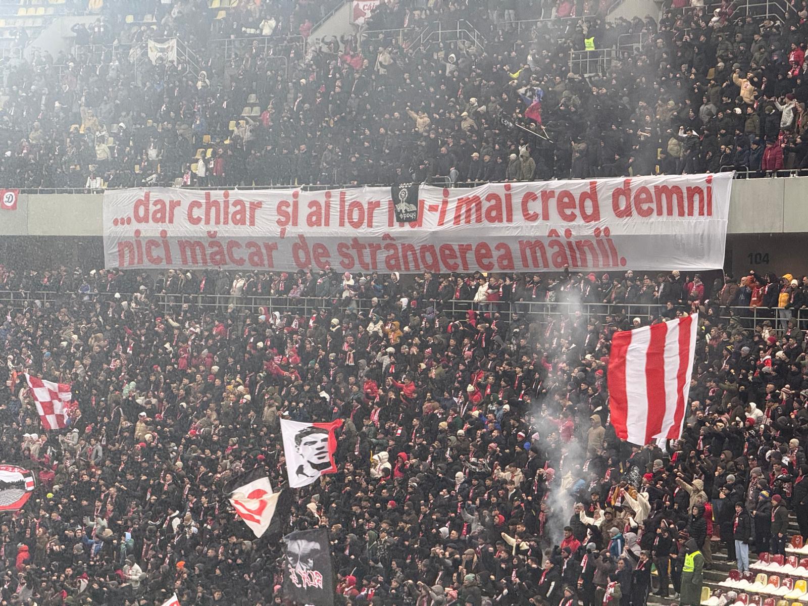 Imagine Stire Bătălia bannerelor în Rapid - Dinamo! Mesajele afișate de cele două galerii la derby-ul de pe Arena Națională | 2review.ro