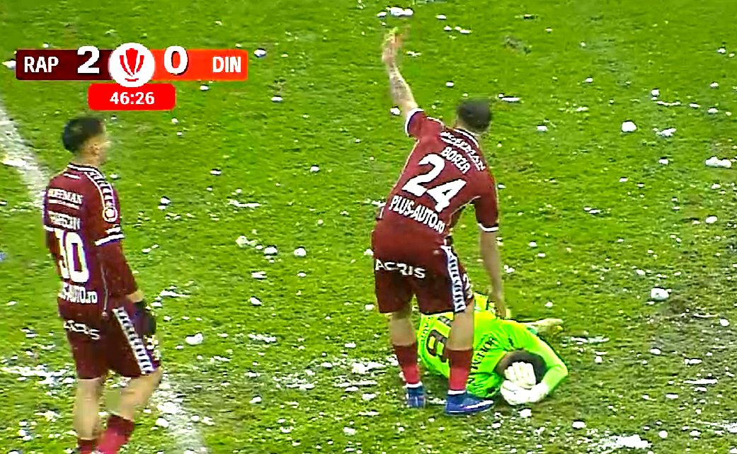 Imagine Stire Rapid - Dinamo, oprit în minutul 47: Marian Aioani a fost lovit în cap din peluză! | 2review.ro