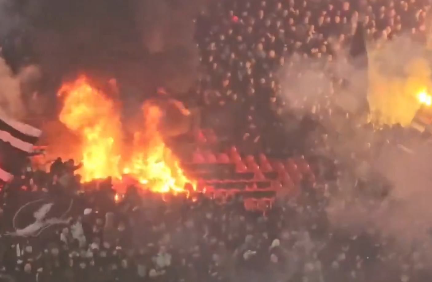 Imagine Stire Haos la derby-ul dintre Steaua Roșie și Partizan Belgrad! Ultrașii au dat foc la stadion, meciul a fost întrerupt | 2review.ro