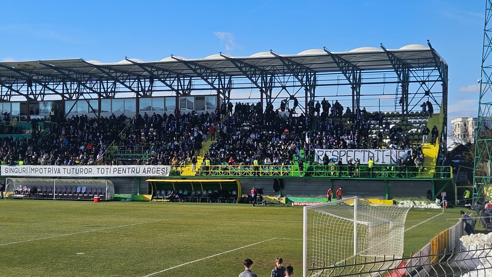 Imagine Stire Ce bannere au afișat fanii lui FC Argeș, la primul meci după scandalul cu Petrolul | 2review.ro