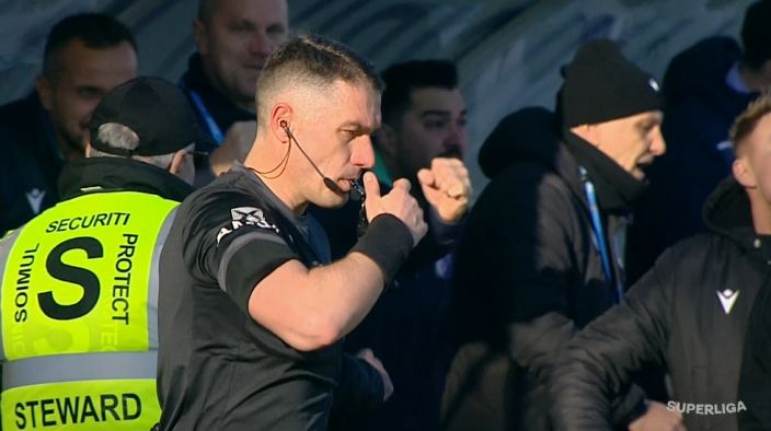 Imagine Stire Istvan Kovacs, chemat la monitorul VAR în FC Argeș - Farul: arbitrul a fost de neînduplecat! | 2review.ro