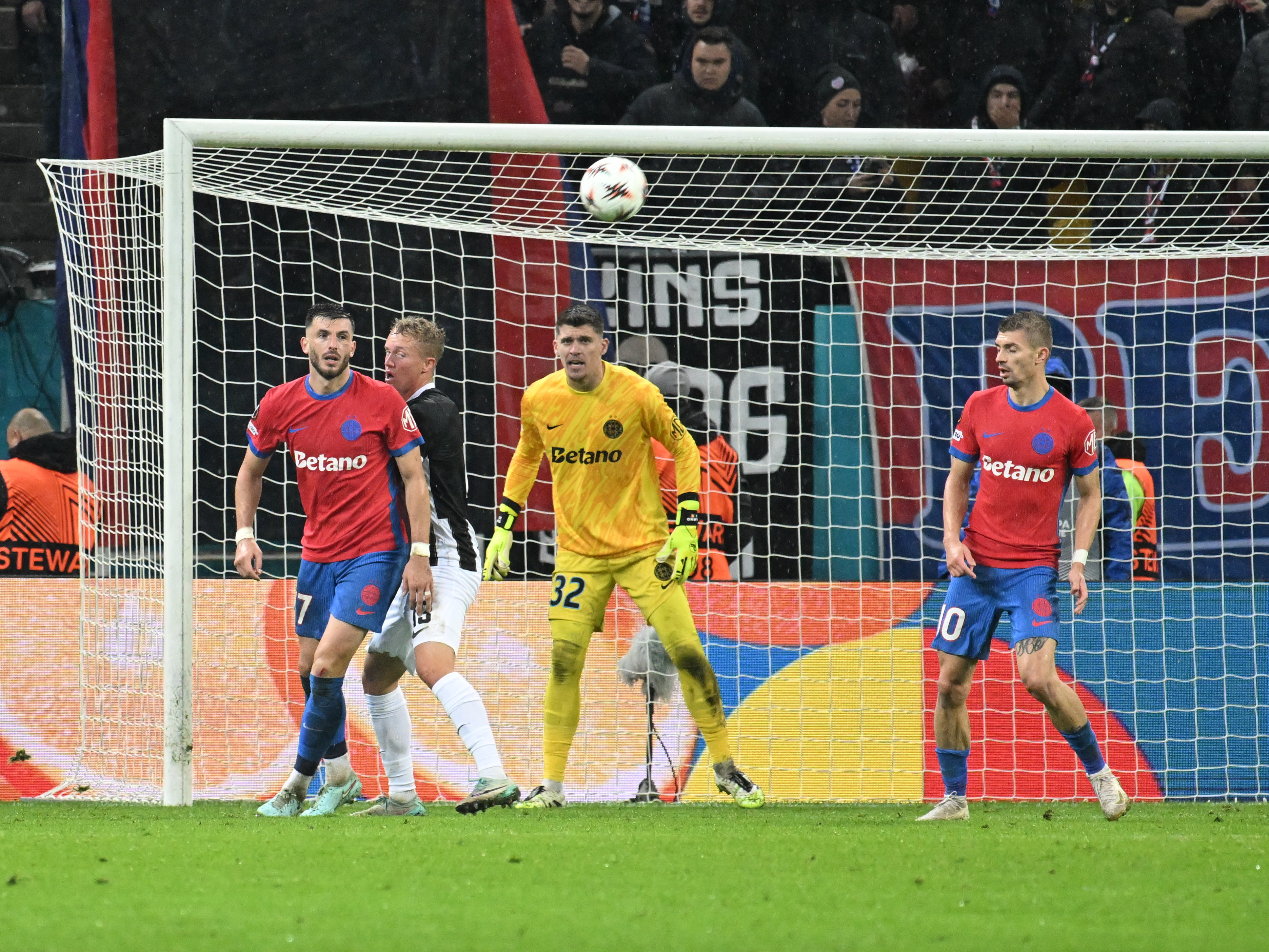 Imagine Stire Lovitură de teatru: două nume noi în lotul FCSB-ului la meciul decisiv cu UTA Arad! | 2review.ro