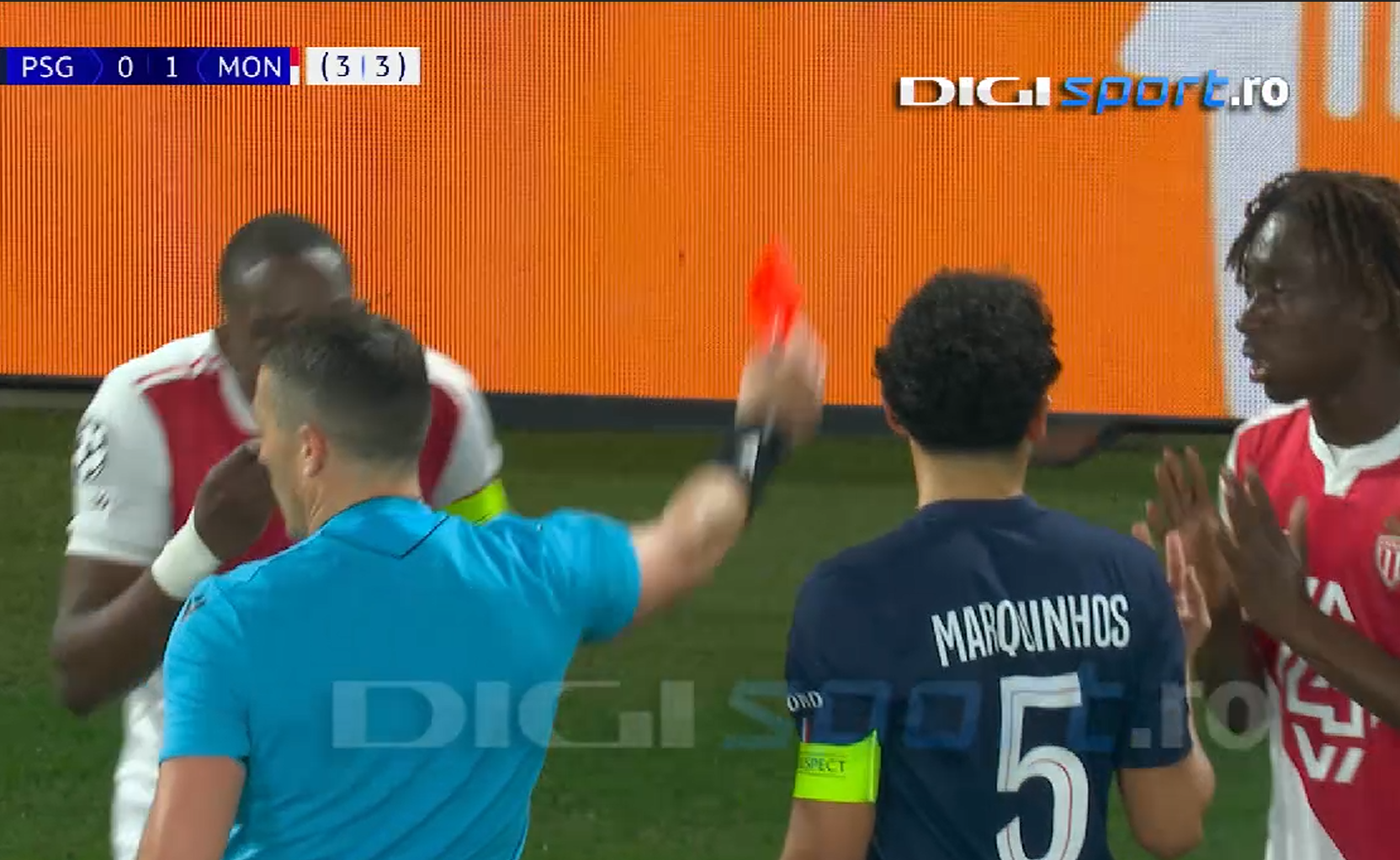 Imagine Stire Istvan Kovacs n-a mai stat la discuții! A scos cartonașul roșu la PSG - AS Monaco | 2review.ro
