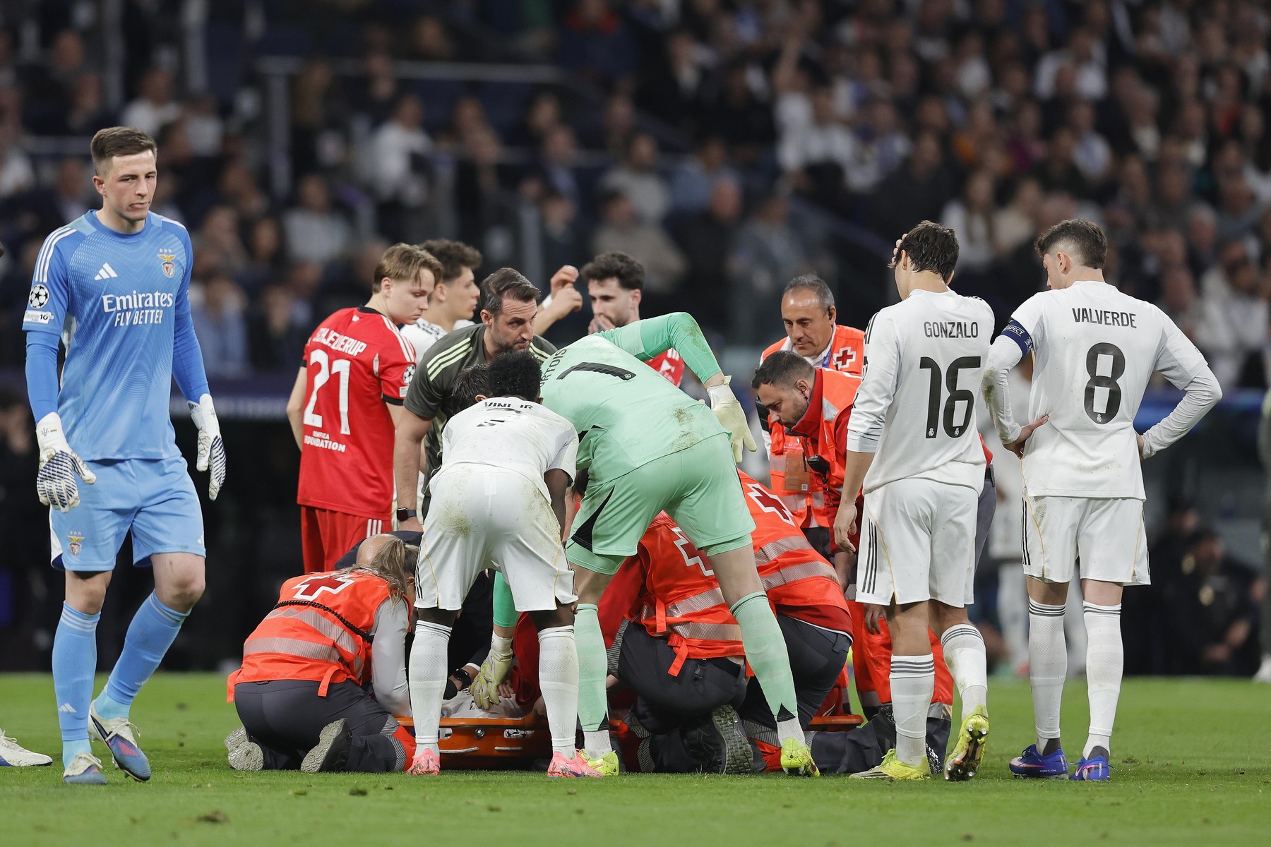 Momente de panică la Real - Benfica 2-1. A fost scos de pe teren cu targa și dus direct la spital