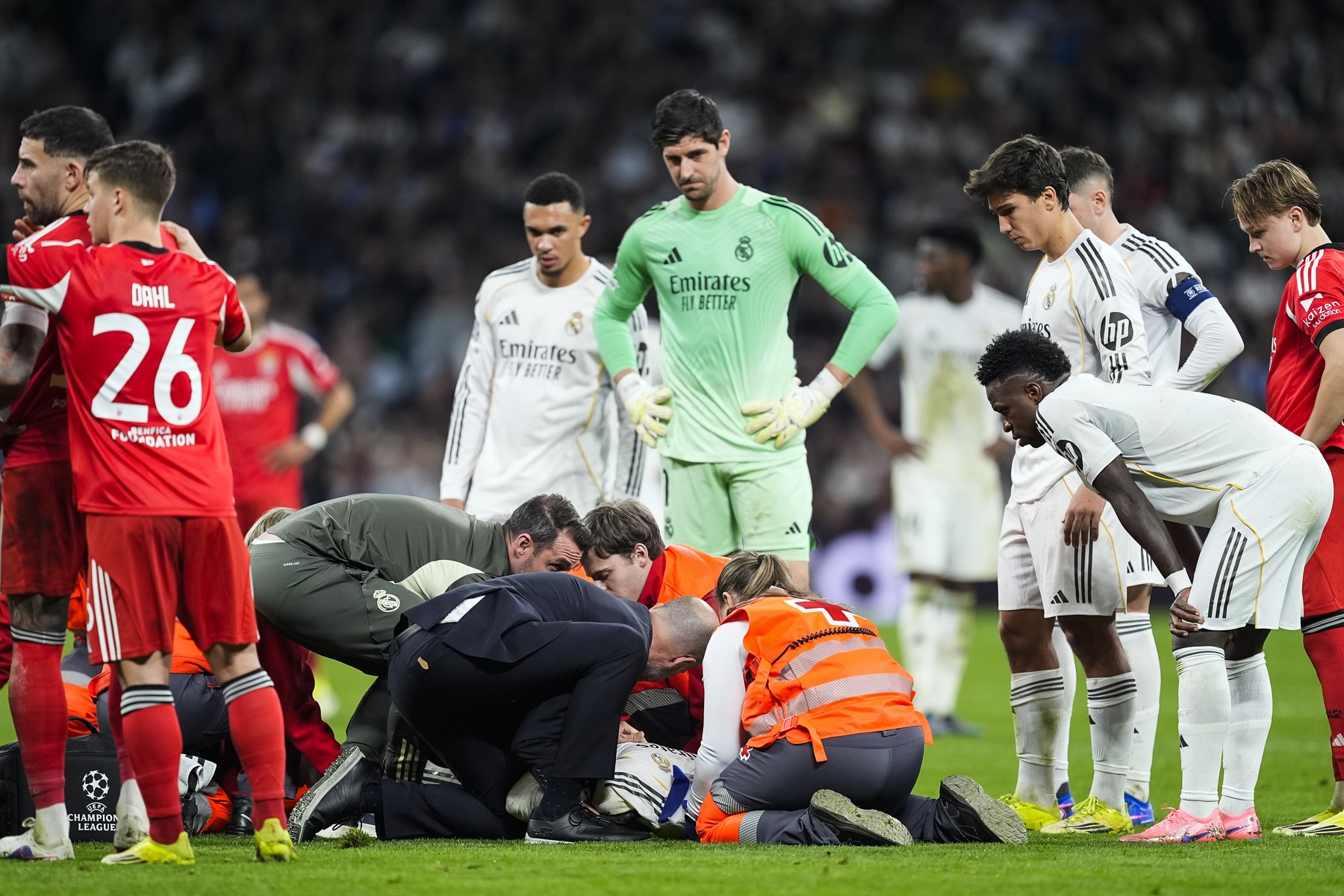 Imagine Stire Emoții la Real Madrid: Raul Asencio! Verdictul medicilor, după accidentarea din meciul cu Benfica | 2review.ro