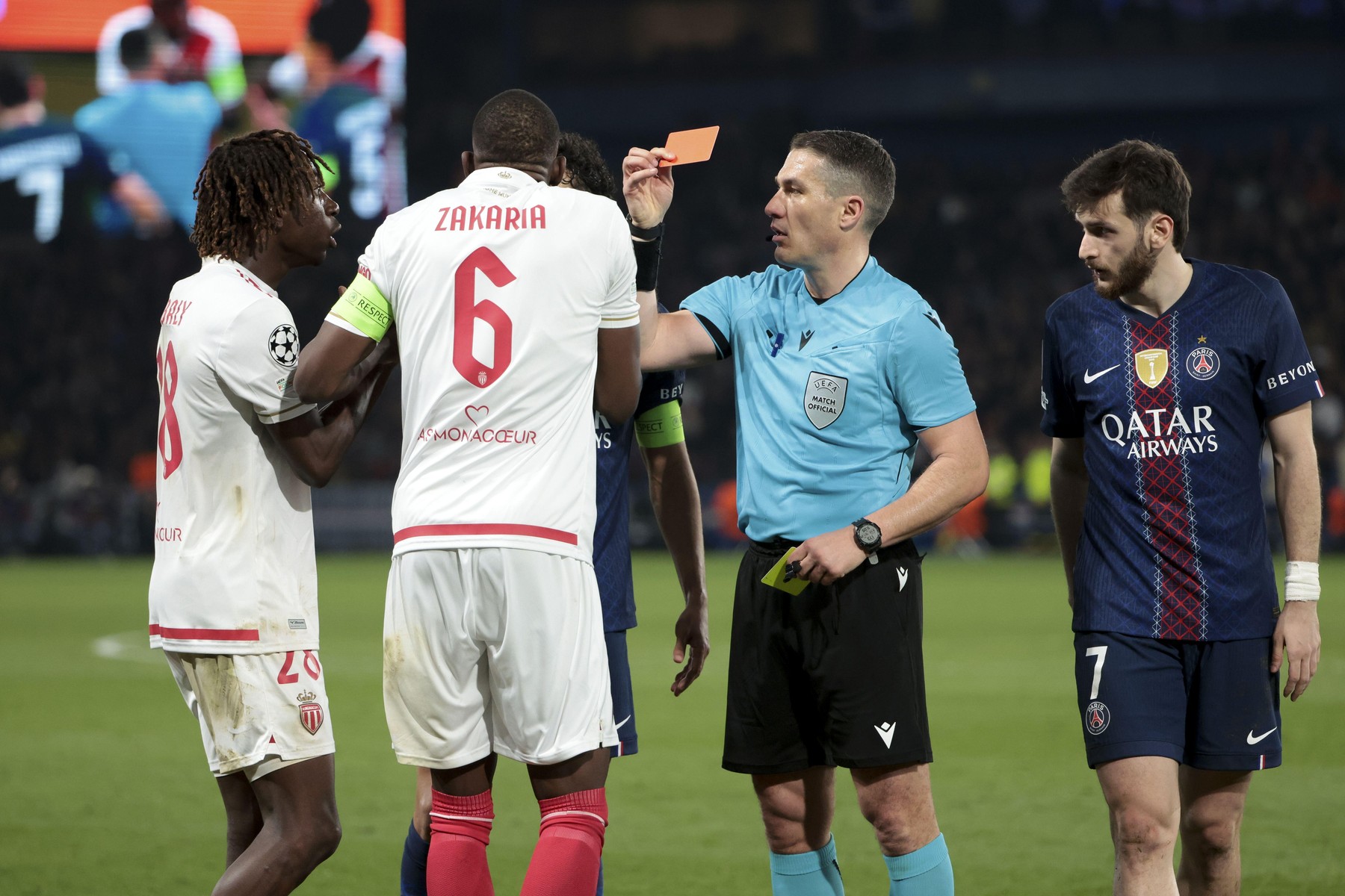 Imagine Stire Fără dubii! Verdictul specialistului, după ce Istvan Kovacs a dat un cartonaș roșu în PSG - Monaco și a provocat scandal | 2review.ro