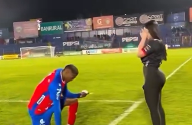 Imagine Stire Neverosimil: și-a cerut iubita în căsătorie în fața unui stadion întreg, dar ce a urmat face înconjurul lumii | 2review.ro