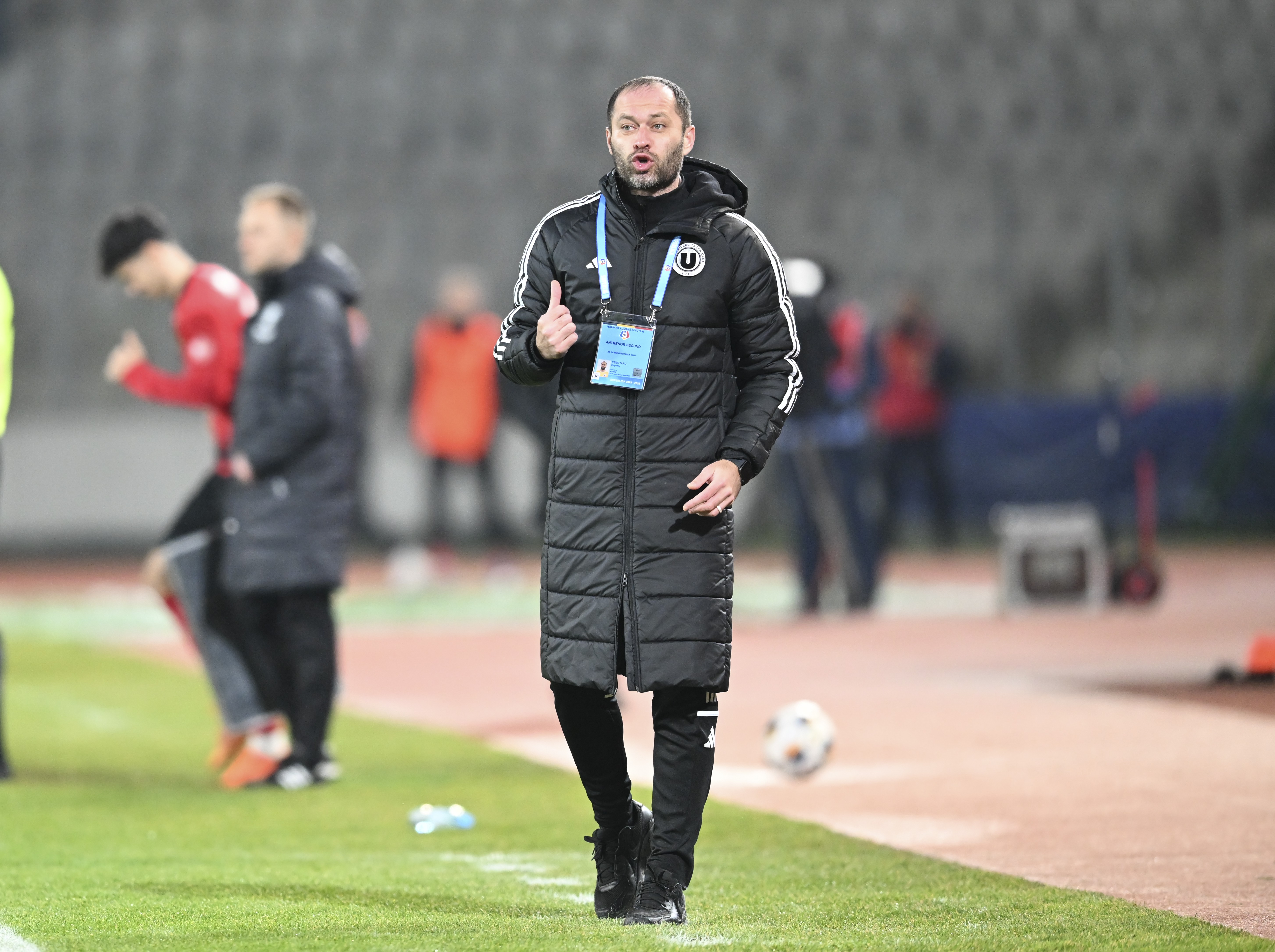 Imagine Stire ”Și-au scos aripile și au zburat pe teren”. Nu și-a stăpânit fericirea, după ce U Cluj a ajuns în play-off | 2review.ro