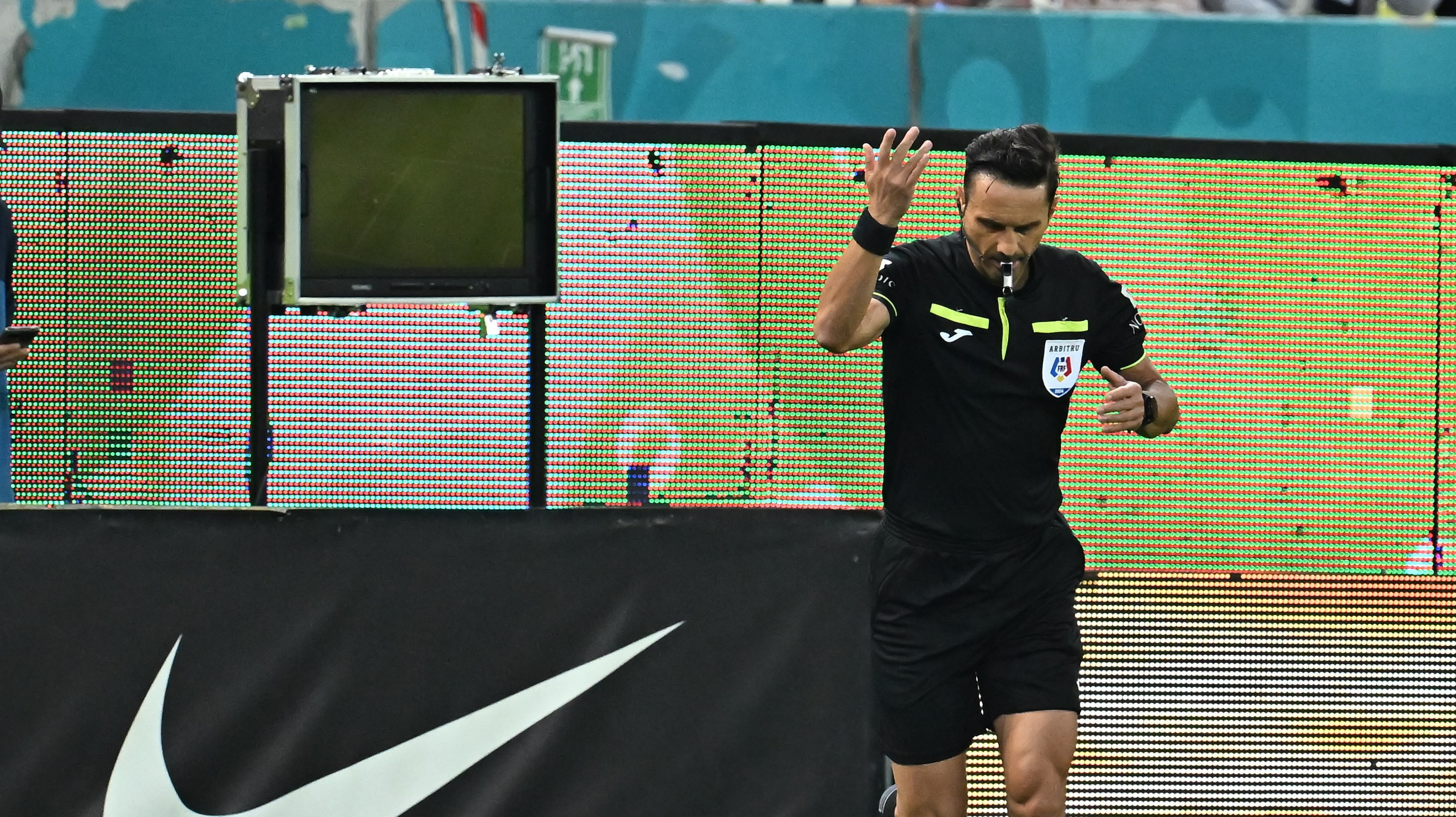 Imagine Stire Cine va arbitra UTA - FCSB. Gigi Becali a fost amendat, după ce a cerut să fie dat afară din arbitraj | 2review.ro