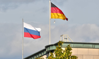 Flaggen von Russland (links) und der Bundesrepublik Deutschland (rechts) in Berlin.