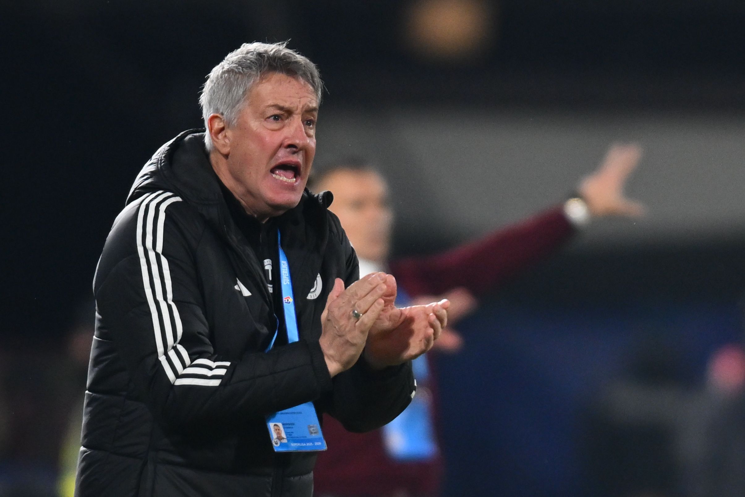Imagine Stire Suspendat, Cristiano Bergodi a pus mâna pe telefon după victoria cu FCSB | 2review.ro
