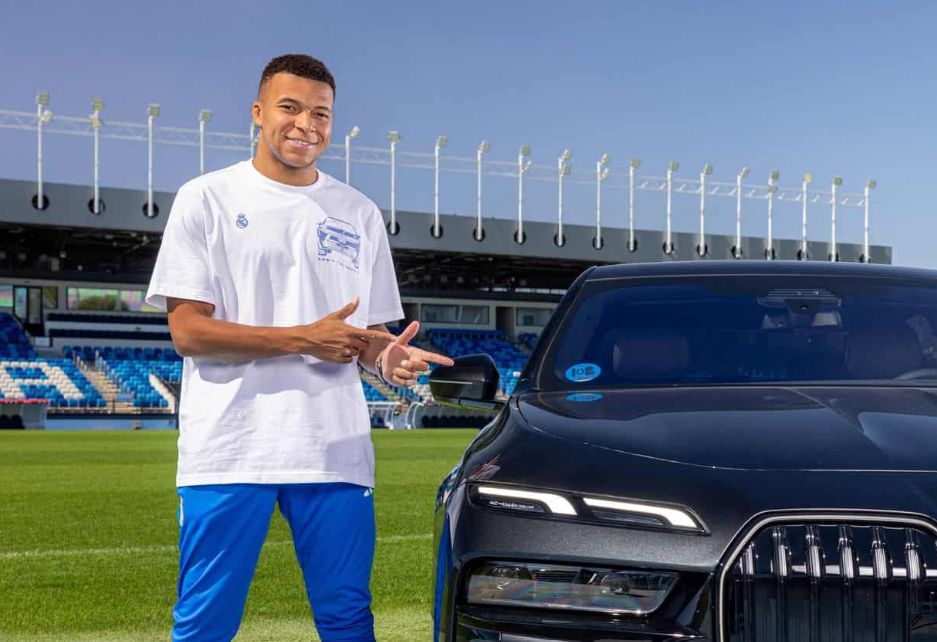 Imagine Stire La 27 de ani, Kylian Mbappe și-a luat în sfârșit permisul, la insistențele mamei sale! | 2review.ro