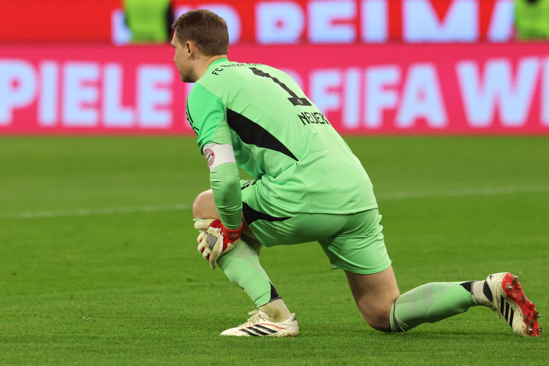Imagine Stire O nouă lovitură pentru Neuer! La revenirea pe teren, portarul lui Bayern ”s-a rupt” iar. Cât va lipsi | 2review.ro