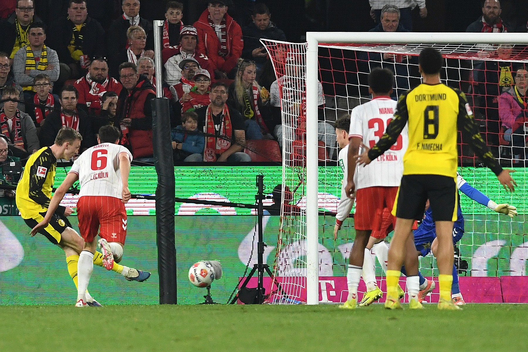 Imagine Stire FC Koln - Borussia Dortmund 1-2. Cu un om în plus o repriză, trupa lui Nico Kovac a tremurat pentru victorie | 2review.ro