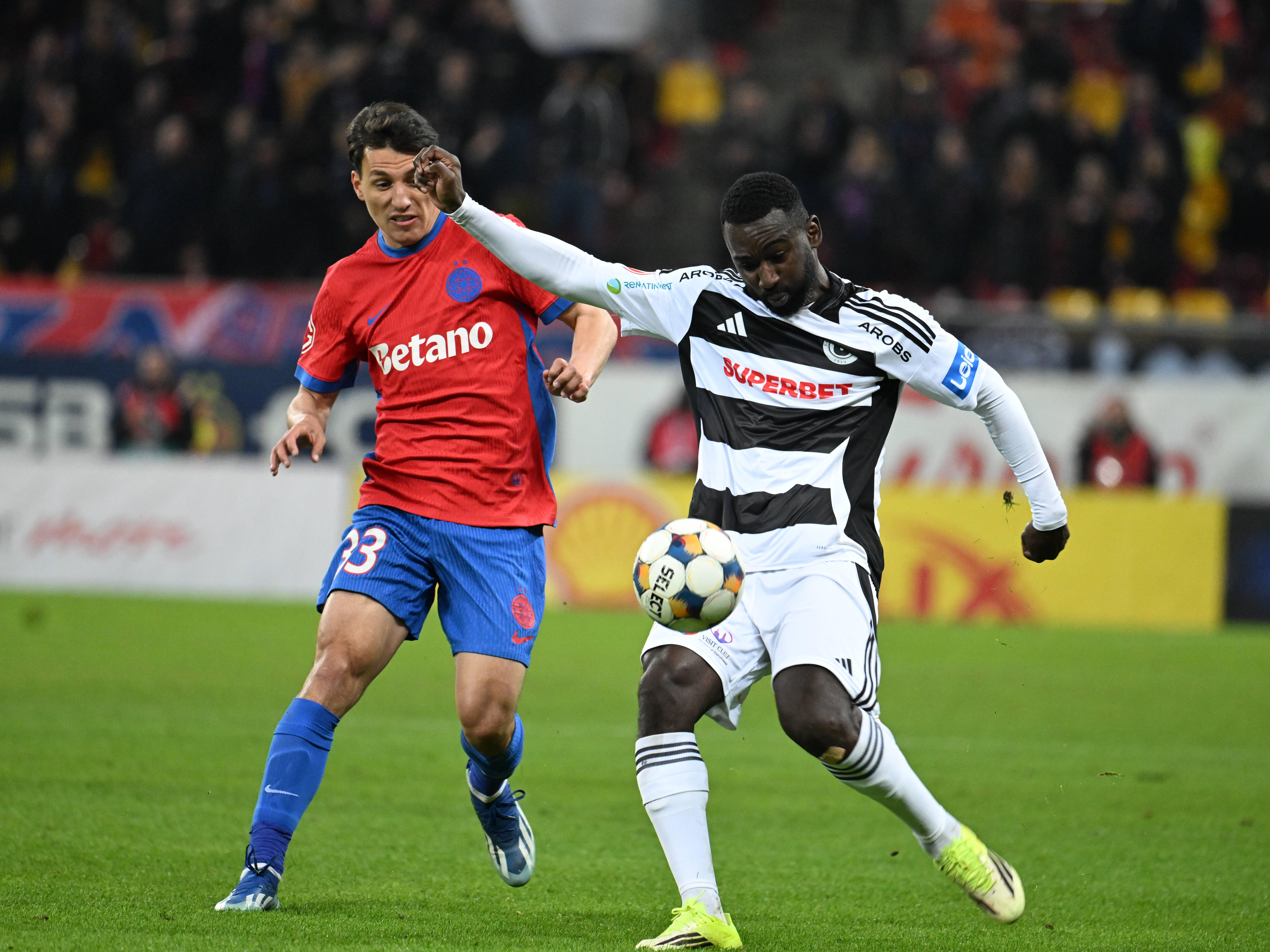 Imagine Stire Issouf Macalou a făcut spectacol cu FCSB, iar la finalul meciului a fost întrebat de transferul la ”Roș-Albaștri” | 2review.ro